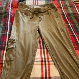 Sundance olive green cargo leggings size S